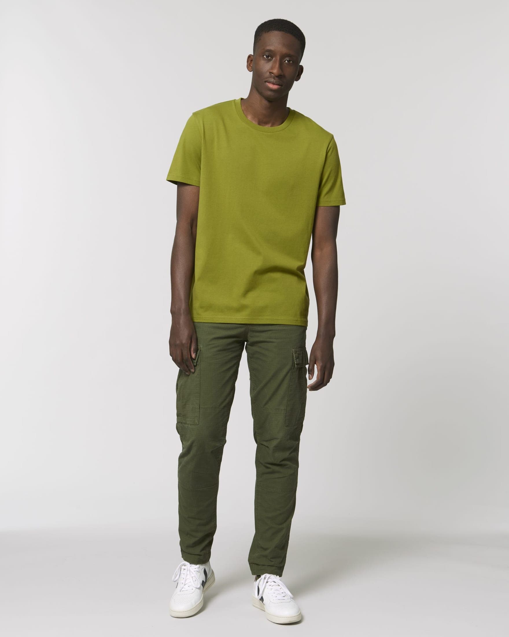 T-shirt Stanley/Stella Creator porté, coloris vert mousse