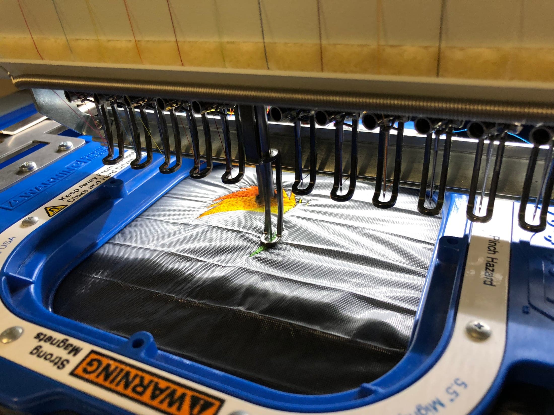 Tête de la machine à broder en cours de travail