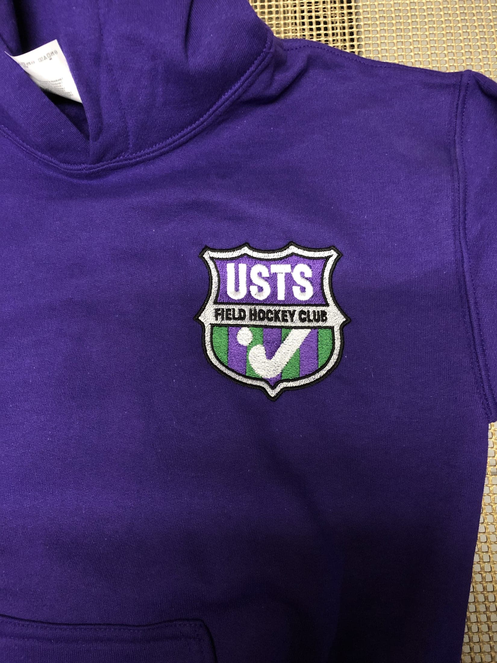 Écusson brodé sur textile violet