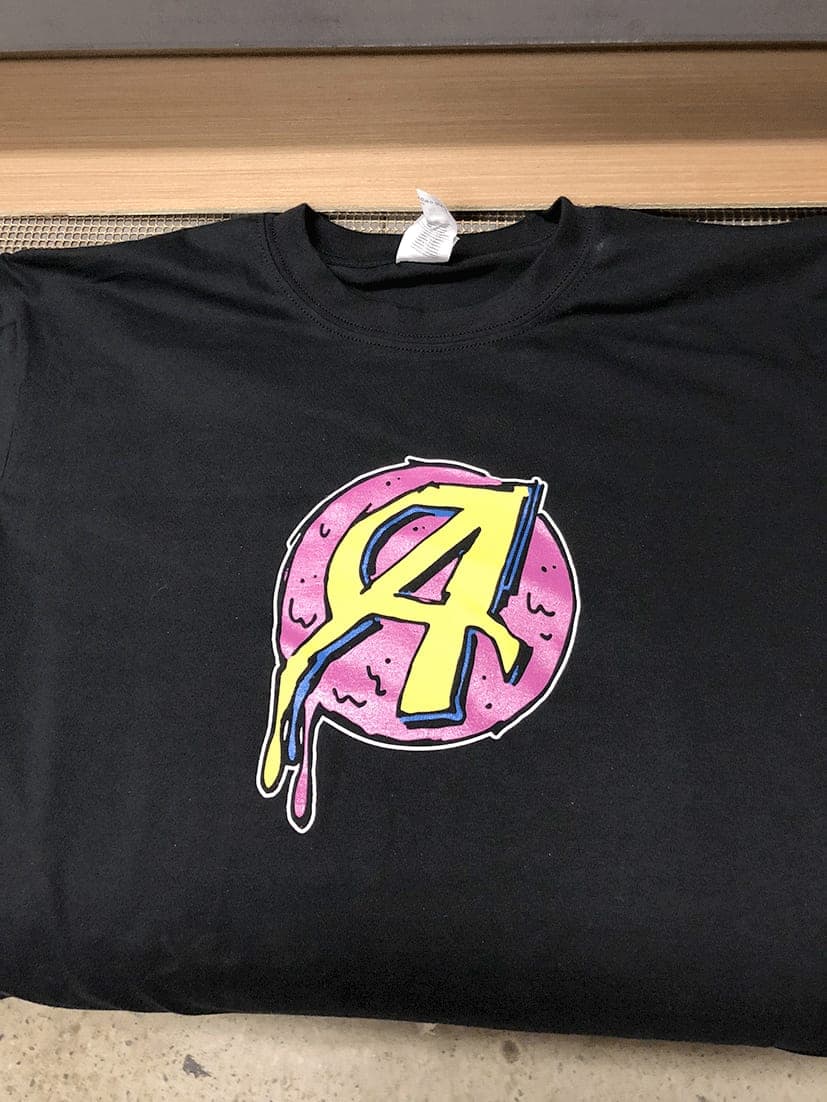 T-shirt noir, impression trois couleurs sur la poitrine