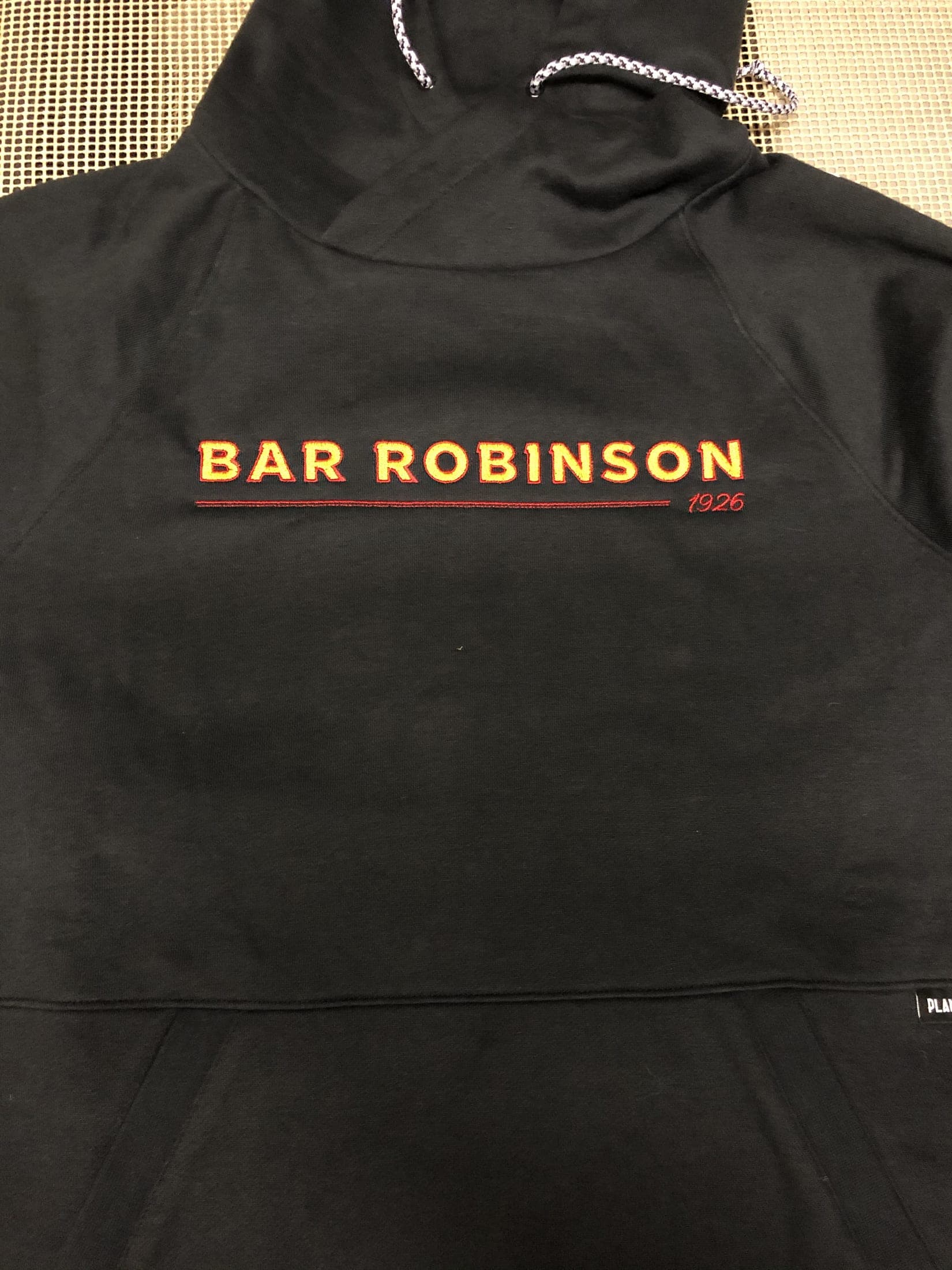 T-shirt noir, marquage doré