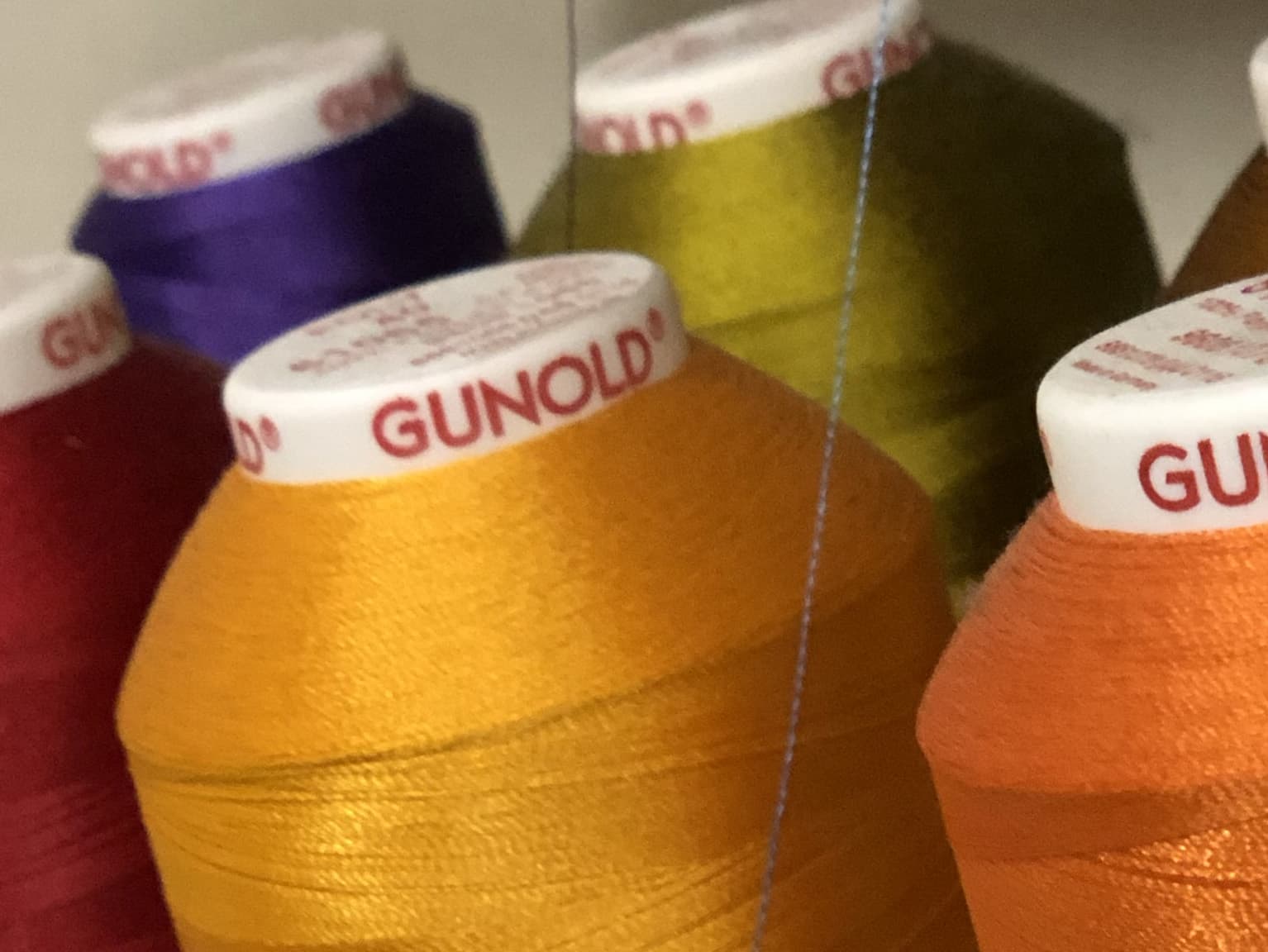 Cônes de fil à broder, plusieurs coloris