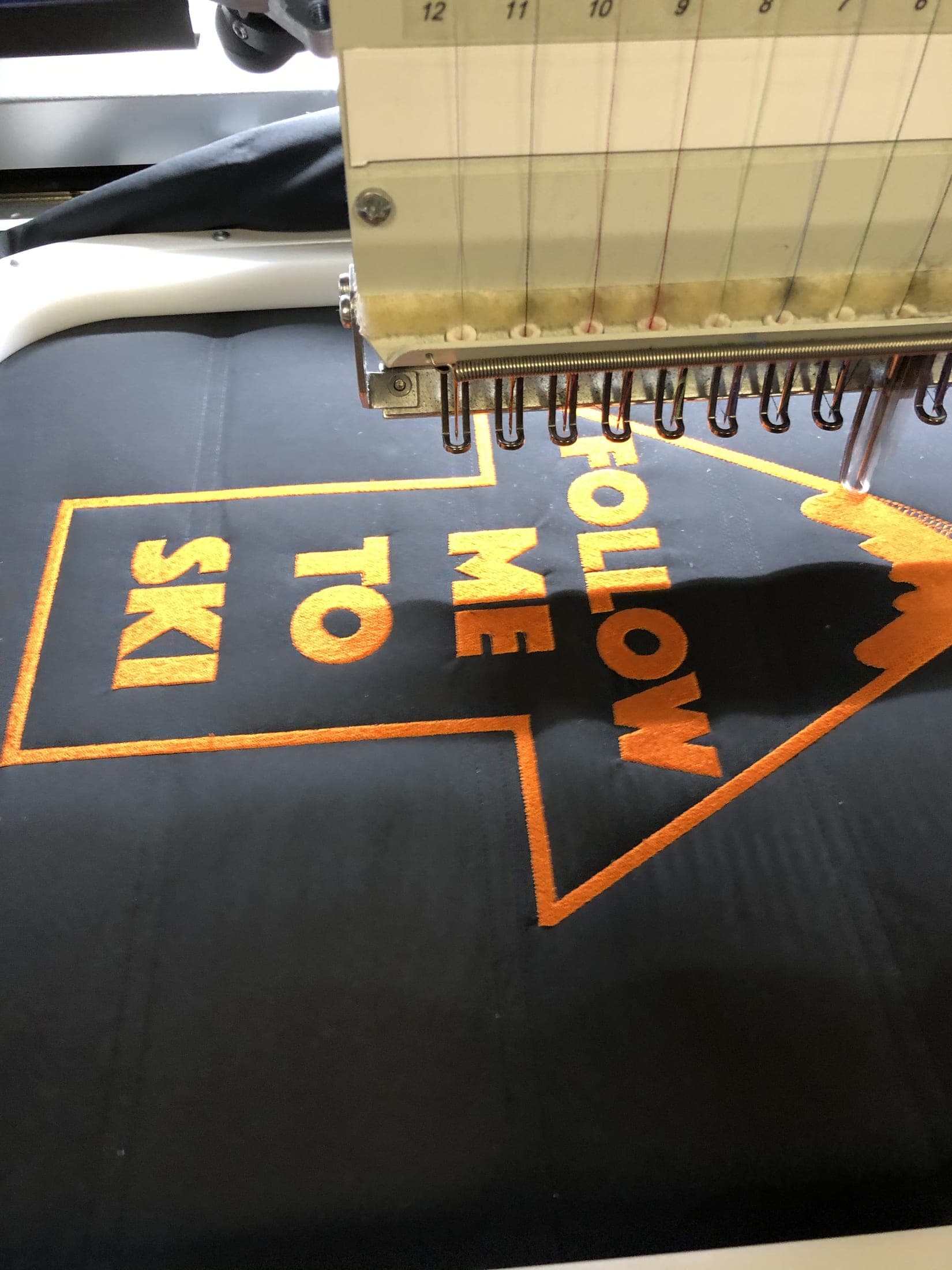 Impression orange sur textile, motif de ski