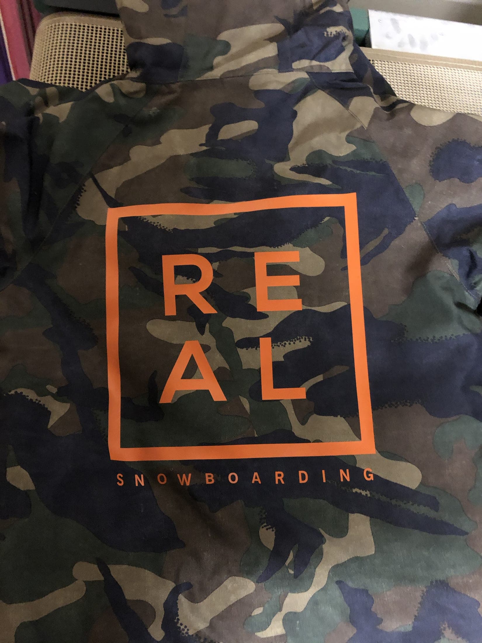 Marquage orange sur textile camouflage