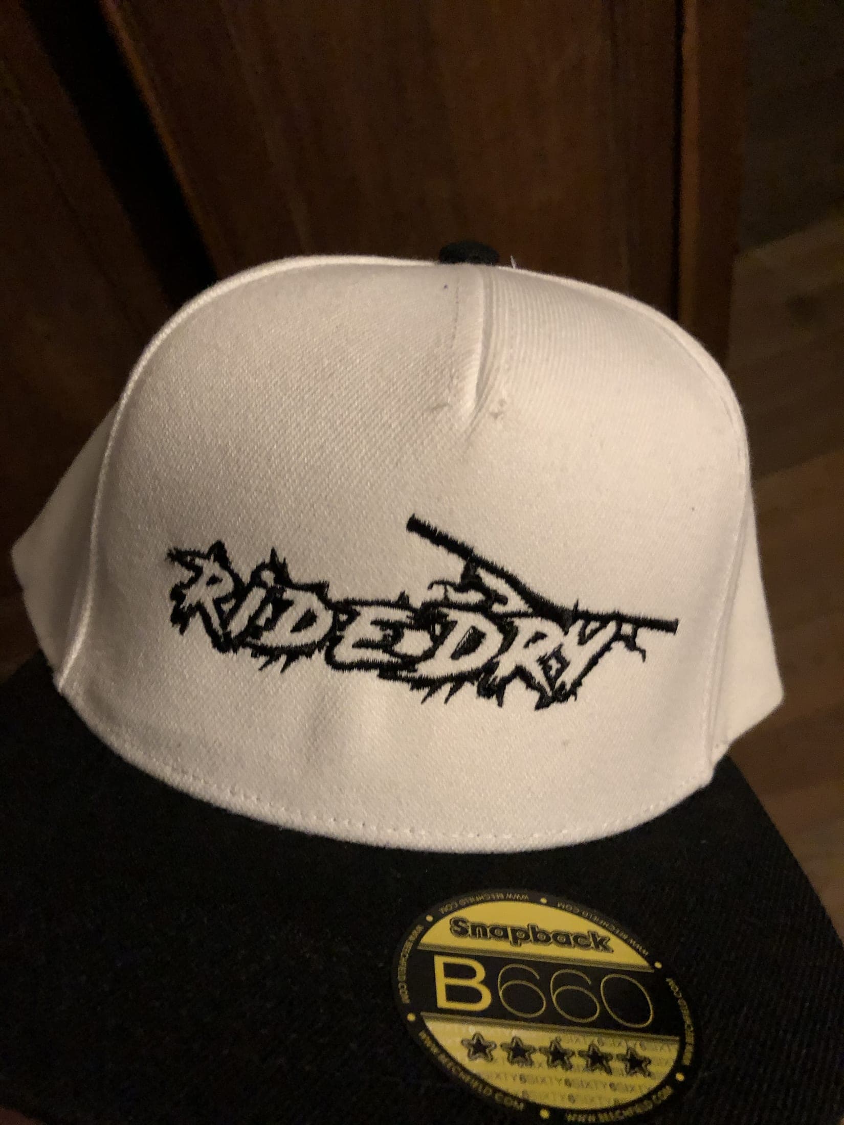 Casquette écrue à visière plate, marquage noir brodé sur le devant