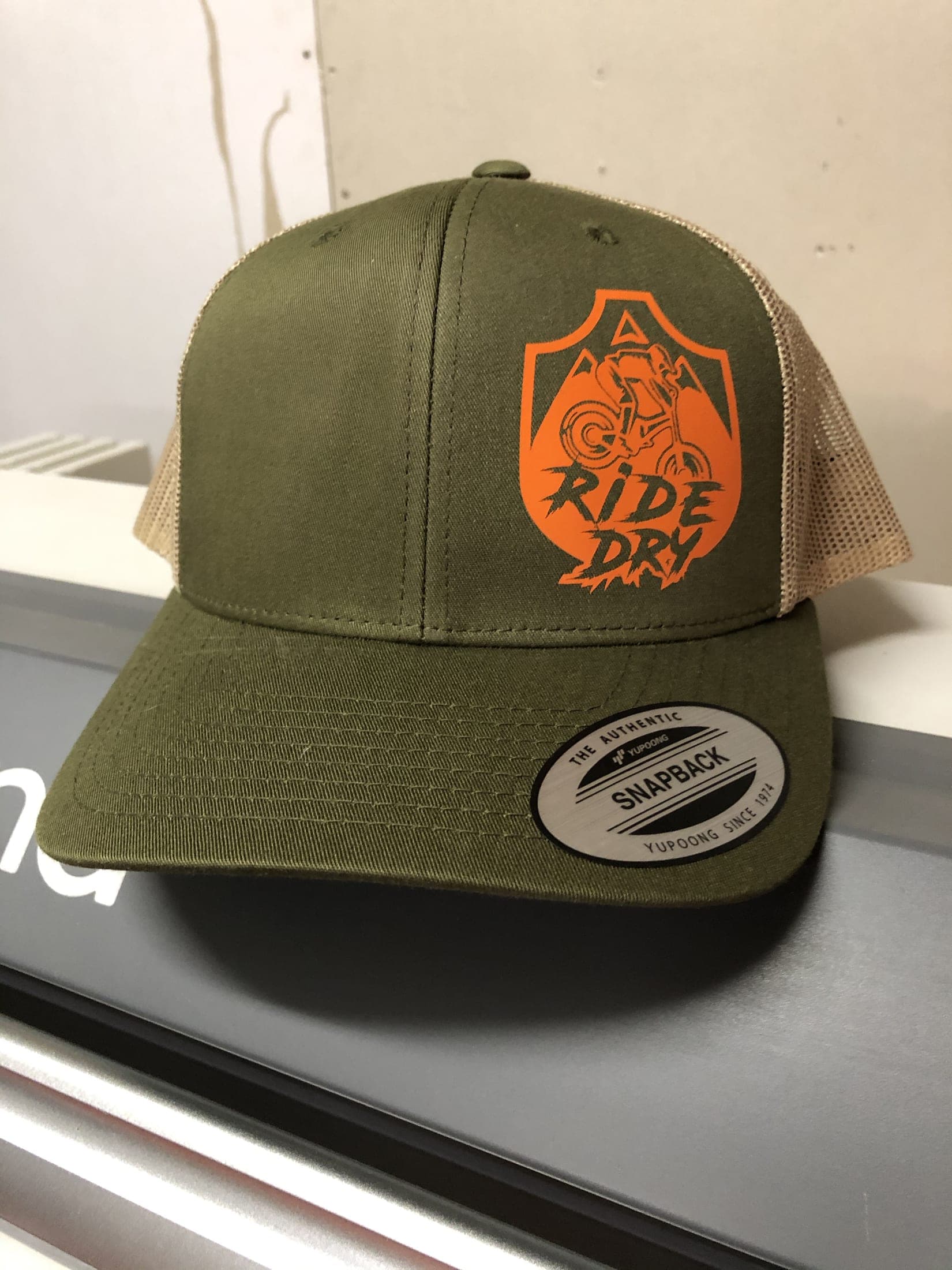 Casquette kaki, marquage orange