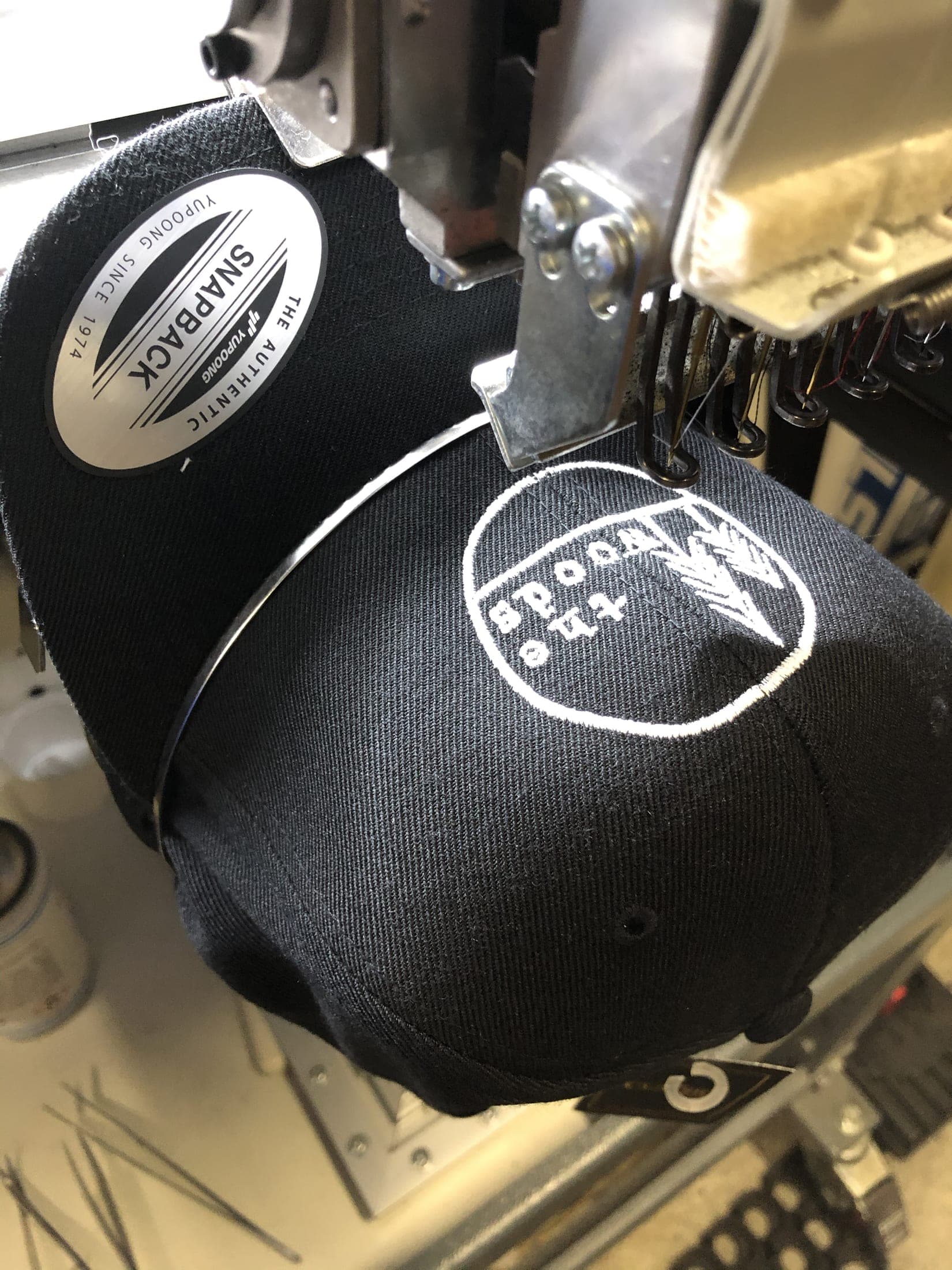 Casquette à broderie blanche