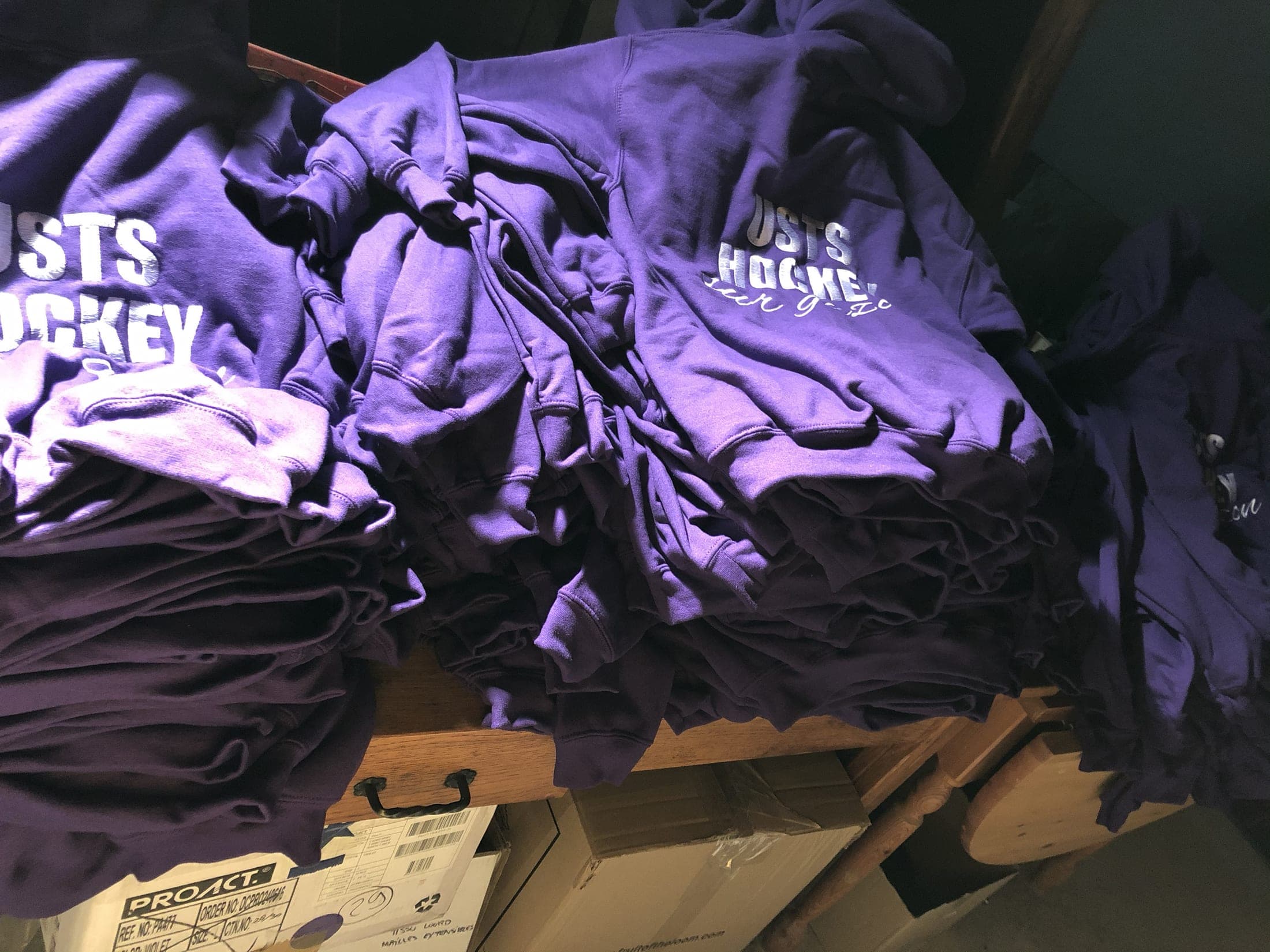 Maillots violets marqués, pliés en pile